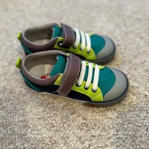 NWT Velcro See Kia Run shoes size 10.5